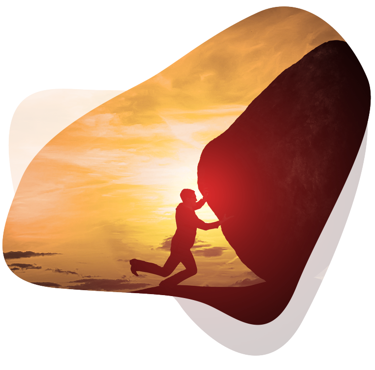 Mann hält sehr großen Stein und versucht ihn vorwärts zu schieben